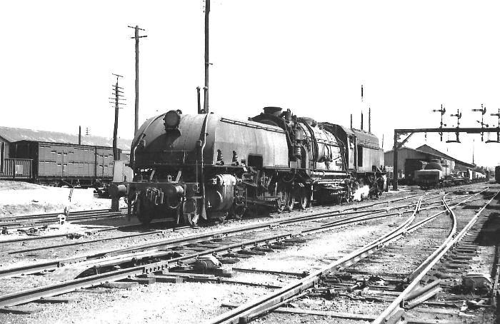Garratt 6040 backs onto
its train at Dubbo